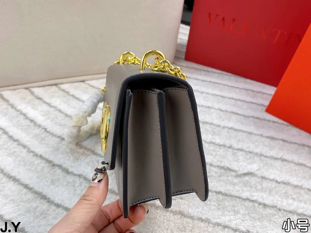 p310/p300 Folding box 🎁 Valentino Vain series handbags~ A versatile bag that can be sweet or salty, casual or business, magnetic opening and closing, practical capacity, exquisite and noble, elegant and timeless! Size: 24*16/19.5*13