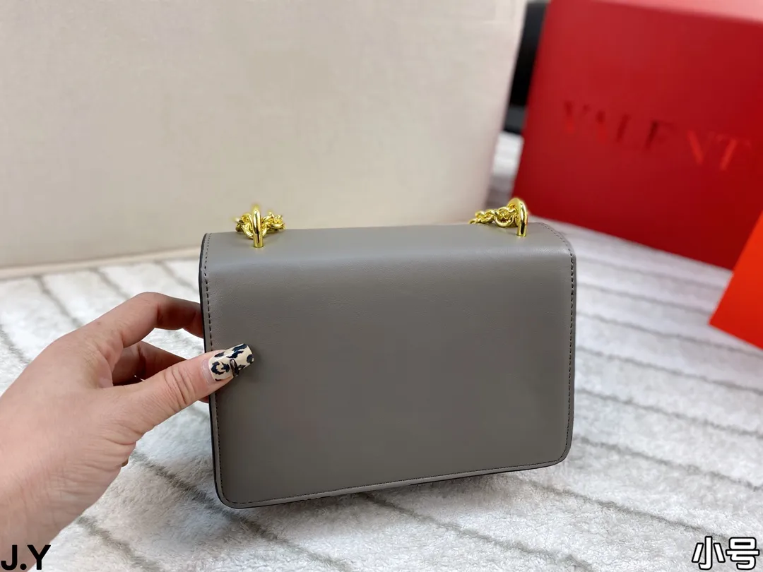 p310/p300 Folding box 🎁 Valentino Vain series handbags~ A versatile bag that can be sweet or salty, casual or business, magnetic opening and closing, practical capacity, exquisite and noble, elegant and timeless! Size: 24*16/19.5*13