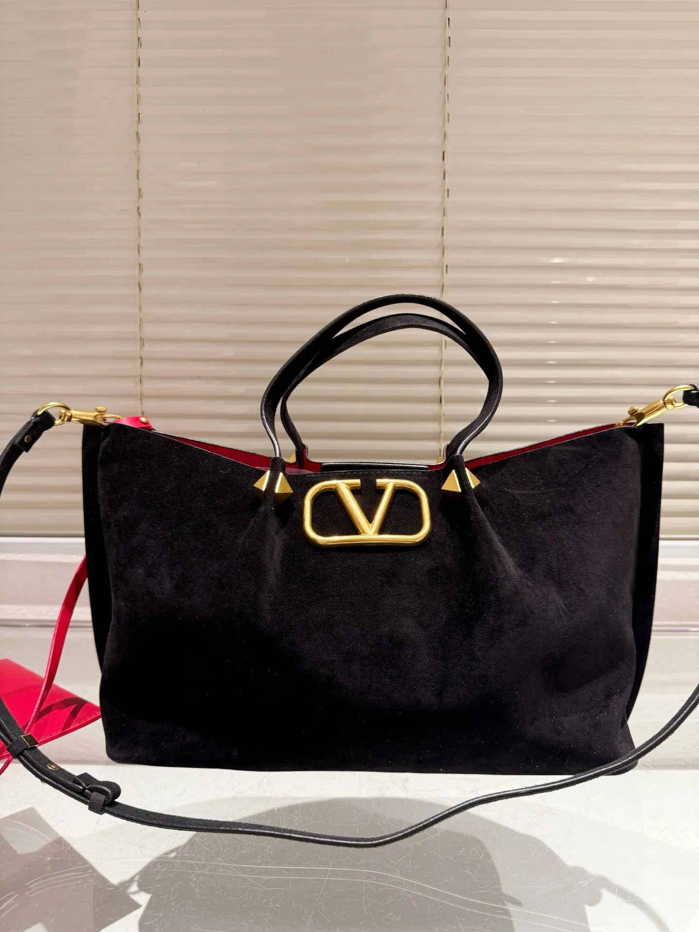 P390⚠️Suede size 37.24 Valentino handbag can be worn across the body. It has a retro feel. It is high-end yet elegant. It has a great sense of atmosphere. It can be worn for commuting, leisure and dating.