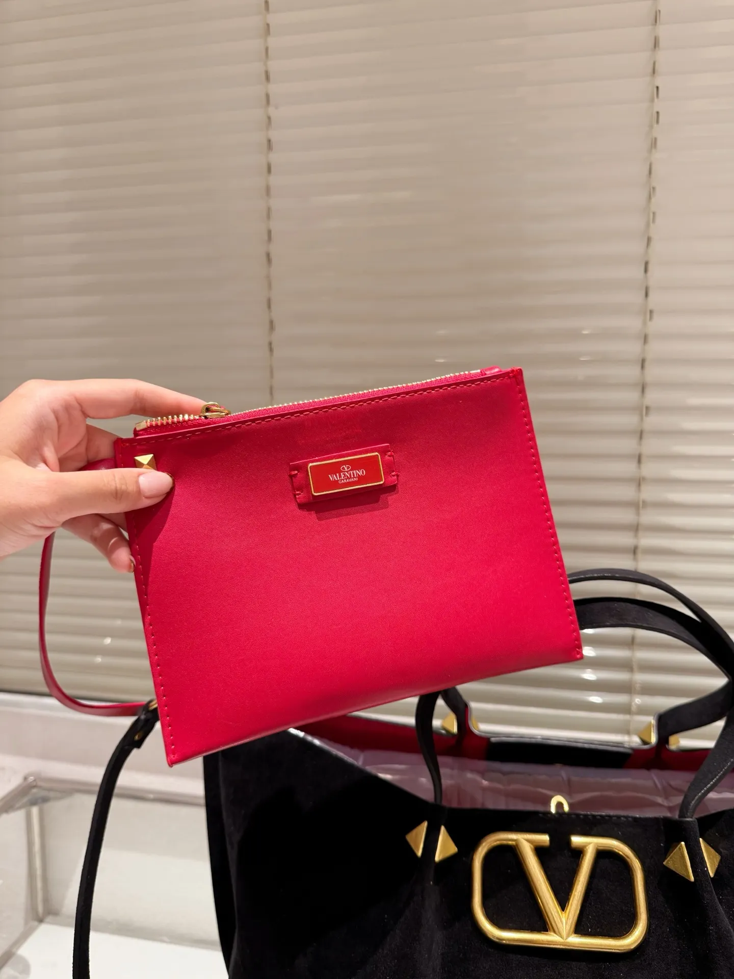 P390⚠️Suede size 37.24 Valentino handbag can be worn across the body. It has a retro feel. It is high-end yet elegant. It has a great sense of atmosphere. It can be worn for commuting, leisure and dating.
