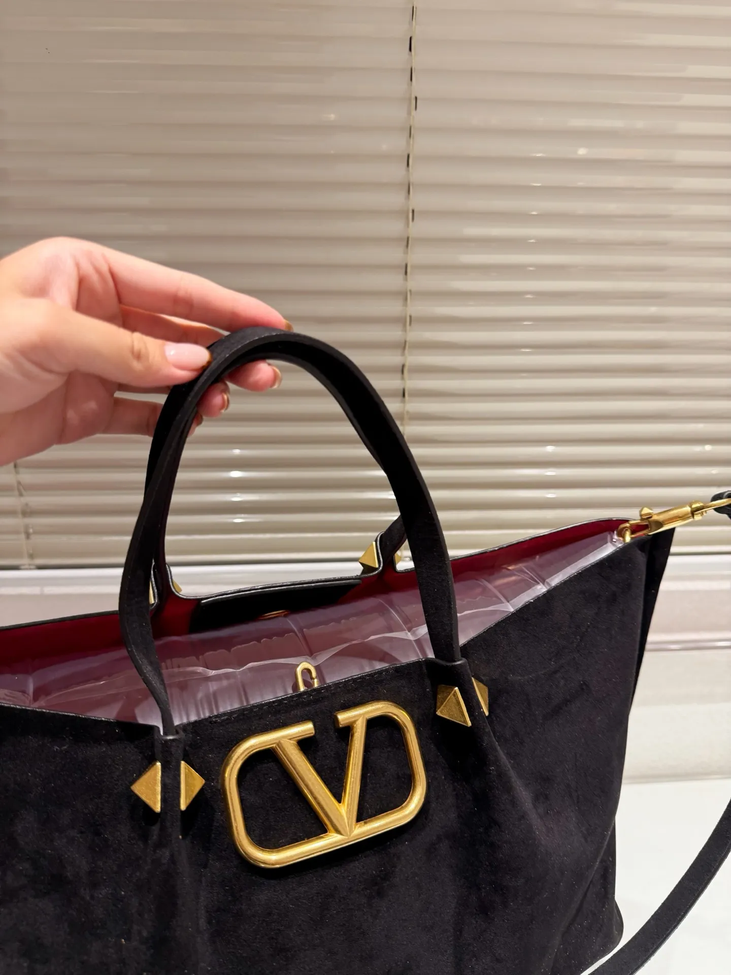 P390⚠️Suede size 37.24 Valentino handbag can be worn across the body. It has a retro feel. It is high-end yet elegant. It has a great sense of atmosphere. It can be worn for commuting, leisure and dating.