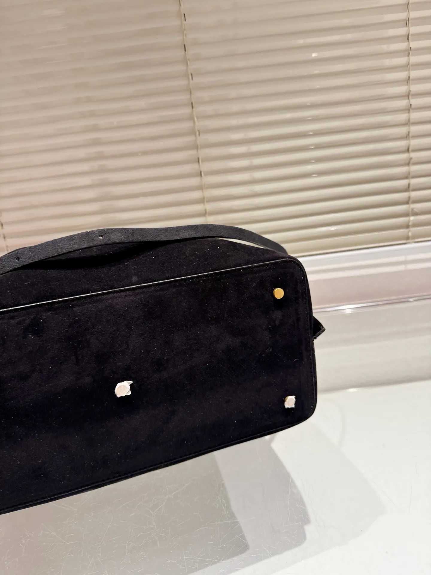 P390⚠️Suede size 37.24 Valentino handbag can be worn across the body. It has a retro feel. It is high-end yet elegant. It has a great sense of atmosphere. It can be worn for commuting, leisure and dating.
