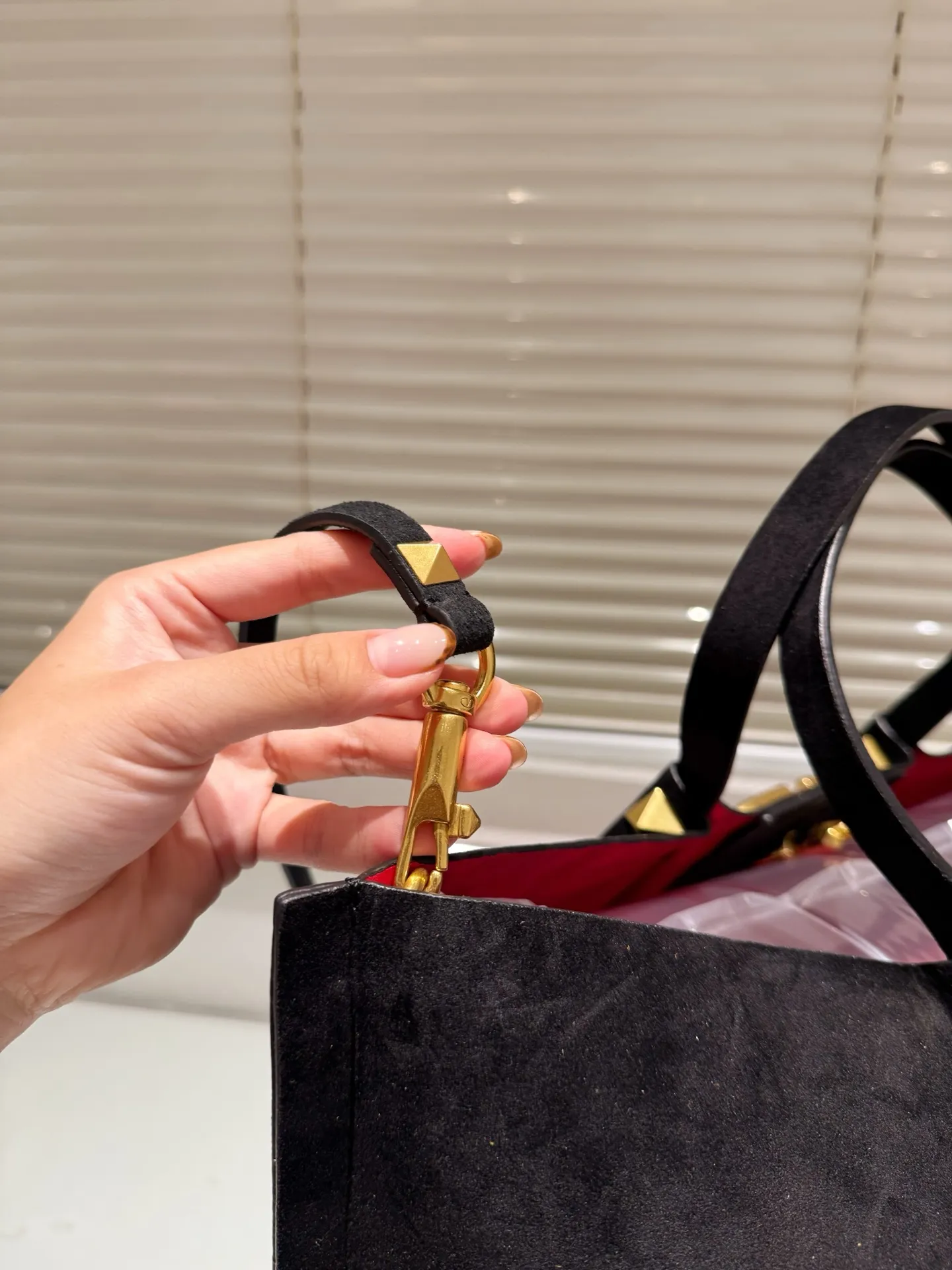 P390⚠️Suede size 37.24 Valentino handbag can be worn across the body. It has a retro feel. It is high-end yet elegant. It has a great sense of atmosphere. It can be worn for commuting, leisure and dating.