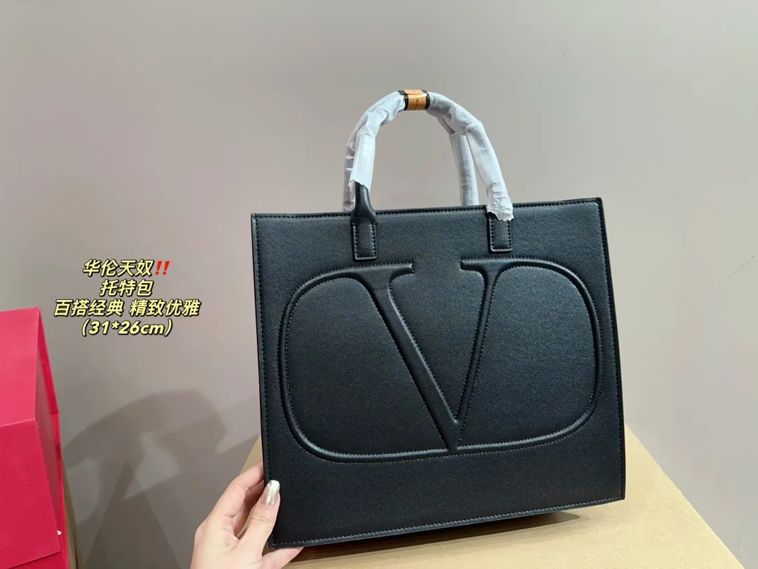 P370 comes with folding box ⚠️Size 31.26 Valentino tote bag, versatile and classic, exquisite one, really super invincible and cute, full of fairy spirit, a must-have for girls every day