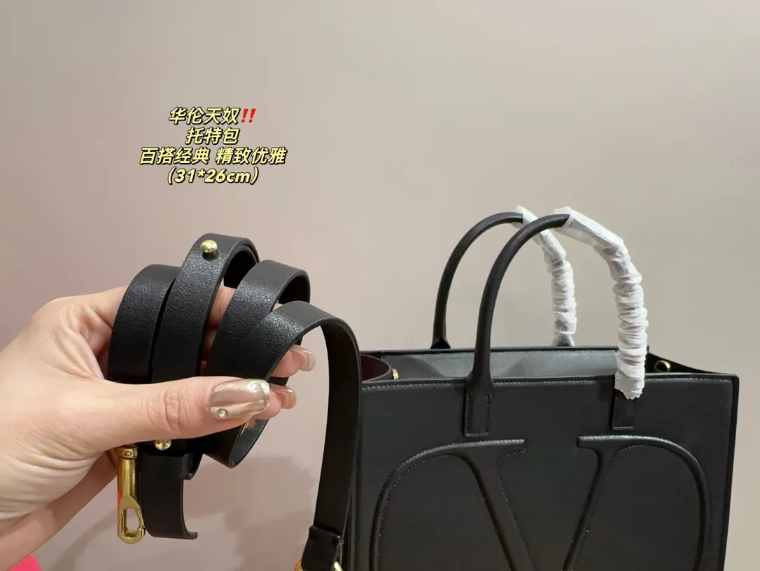 P370 comes with folding box ⚠️Size 31.26 Valentino tote bag, versatile and classic, exquisite one, really super invincible and cute, full of fairy spirit, a must-have for girls every day