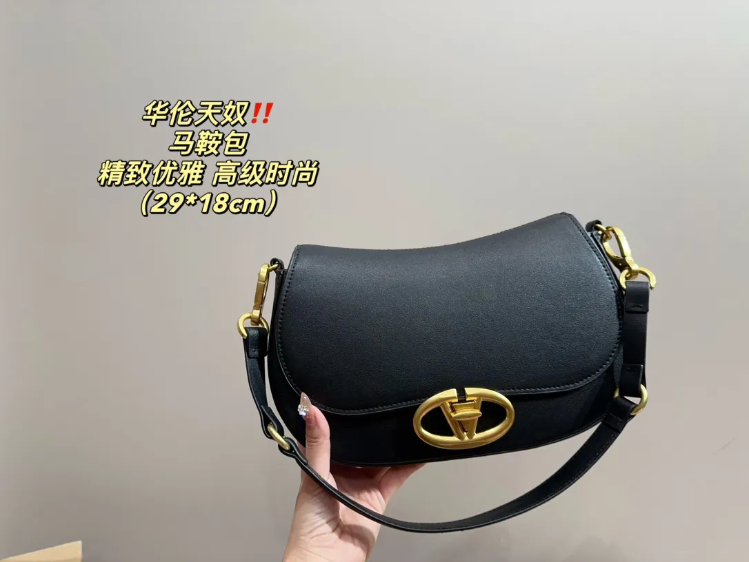 P330 comes with folding box ⚠️Size 29.18 Valentino Saddle Bag Comfortable and sophisticated at the same time Simple and elegant yet discreet Easily create an elegant commuting outfit