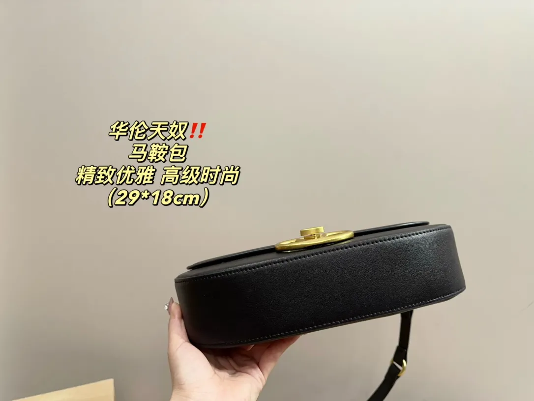P330 comes with folding box ⚠️Size 29.18 Valentino Saddle Bag Comfortable and sophisticated at the same time Simple and elegant yet discreet Easily create an elegant commuting outfit