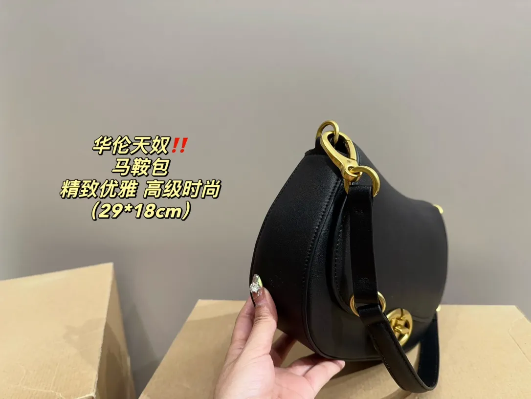 P330 comes with folding box ⚠️Size 29.18 Valentino Saddle Bag Comfortable and sophisticated at the same time Simple and elegant yet discreet Easily create an elegant commuting outfit