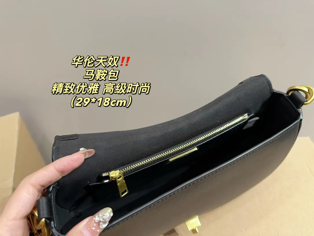 P330 comes with folding box ⚠️Size 29.18 Valentino Saddle Bag Comfortable and sophisticated at the same time Simple and elegant yet discreet Easily create an elegant commuting outfit