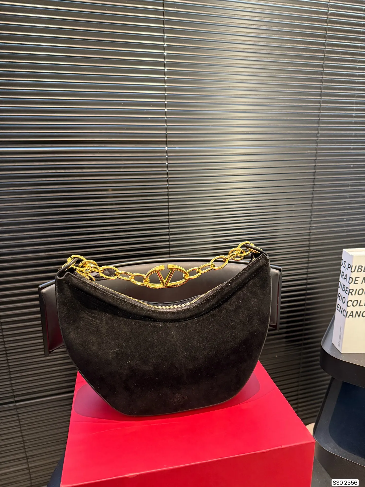 P400 with folding box Valentino has a retro feel, high-end yet elegant, super atmospheric, suitable for commuting, casual, and dating. Size 20 15 Item No. 2356