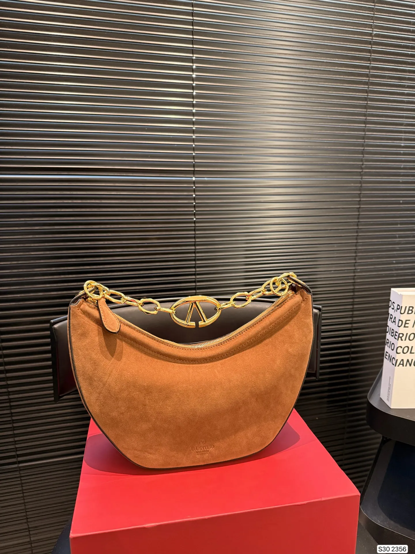 P400 with folding box Valentino has a retro feel, high-end yet elegant, super atmospheric, suitable for commuting, casual, and dating. Size 20 15 Item No. 2356