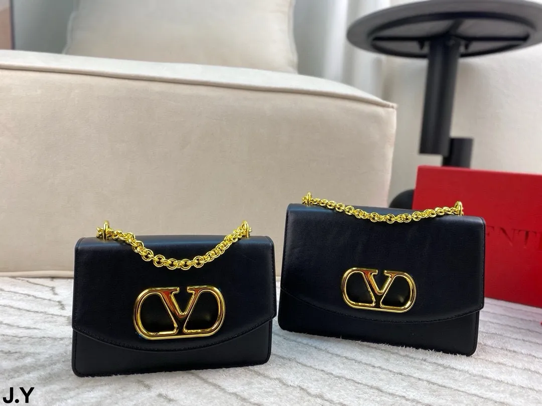 p310/p300 Folding box 🎁 Valentino Vain series handbags~ A versatile bag that can be sweet or salty, casual or business, magnetic opening and closing, practical capacity, exquisite and noble, elegant and timeless! Size: 24*16/19.5*13