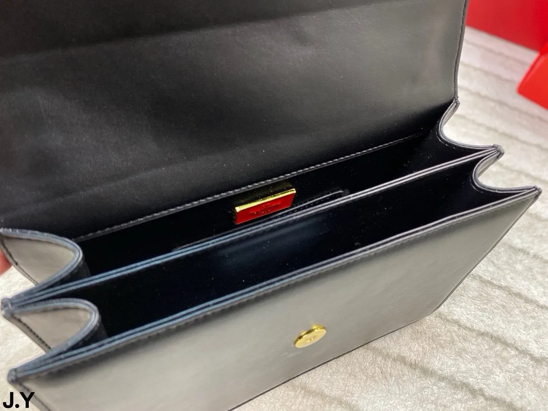 p310/p300 Folding box 🎁 Valentino Vain series handbags~ A versatile bag that can be sweet or salty, casual or business, magnetic opening and closing, practical capacity, exquisite and noble, elegant and timeless! Size: 24*16/19.5*13