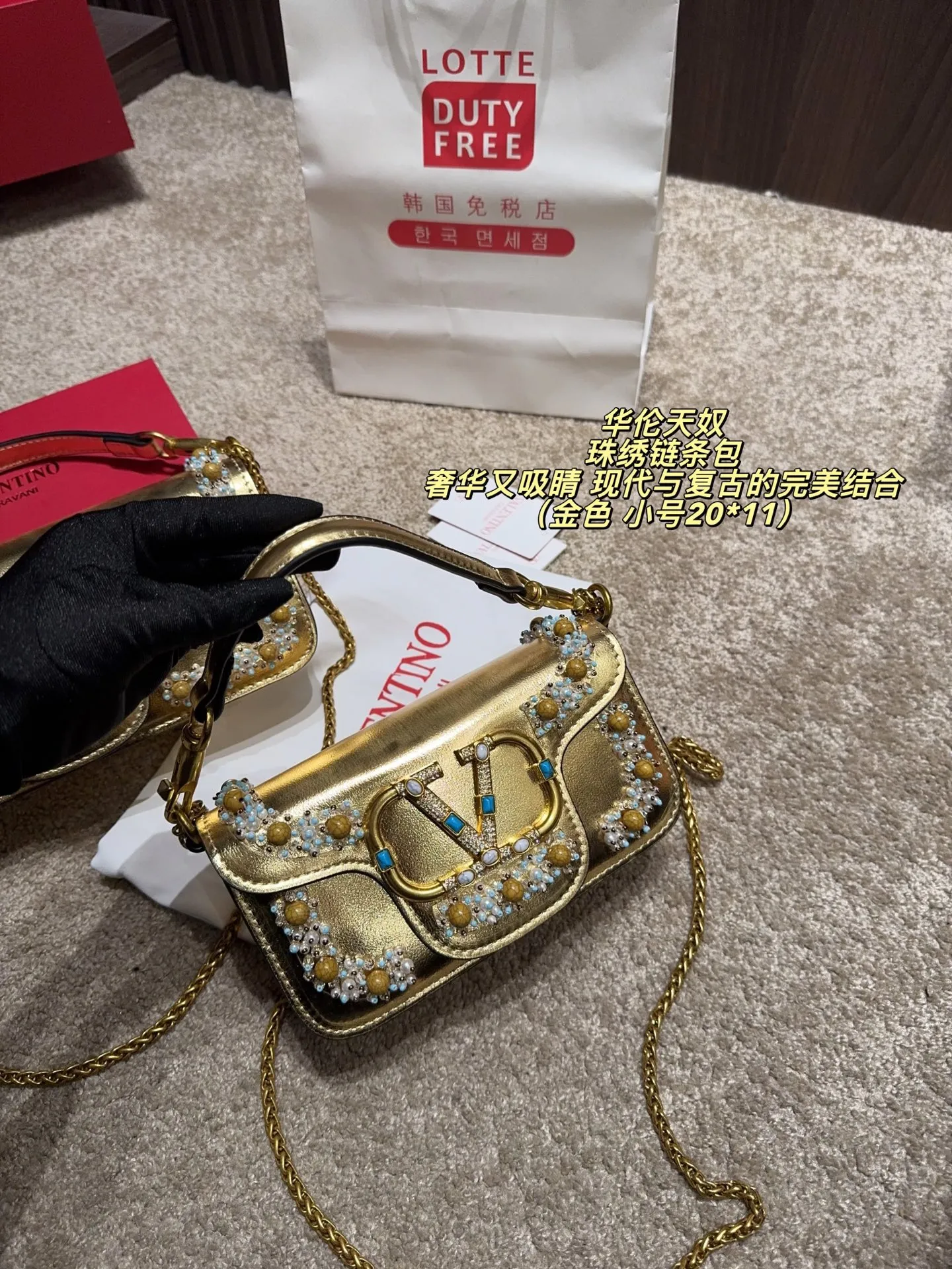 Large P410 with folding box⚠️Size 27*12 Small P400 with folding box⚠️Size 20*11 Valentino Valentino beaded embroidered chain bag Unlocks fashion charm Can be salty or sweet The most beautiful girl on the street