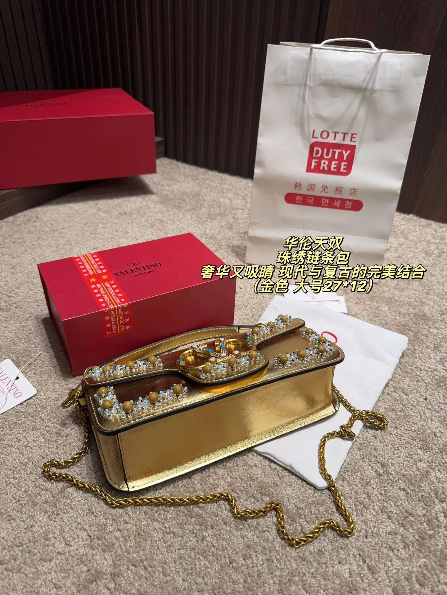 Large P410 with folding box⚠️Size 27*12 Small P400 with folding box⚠️Size 20*11 Valentino Valentino beaded embroidered chain bag Unlocks fashion charm Can be salty or sweet The most beautiful girl on the street