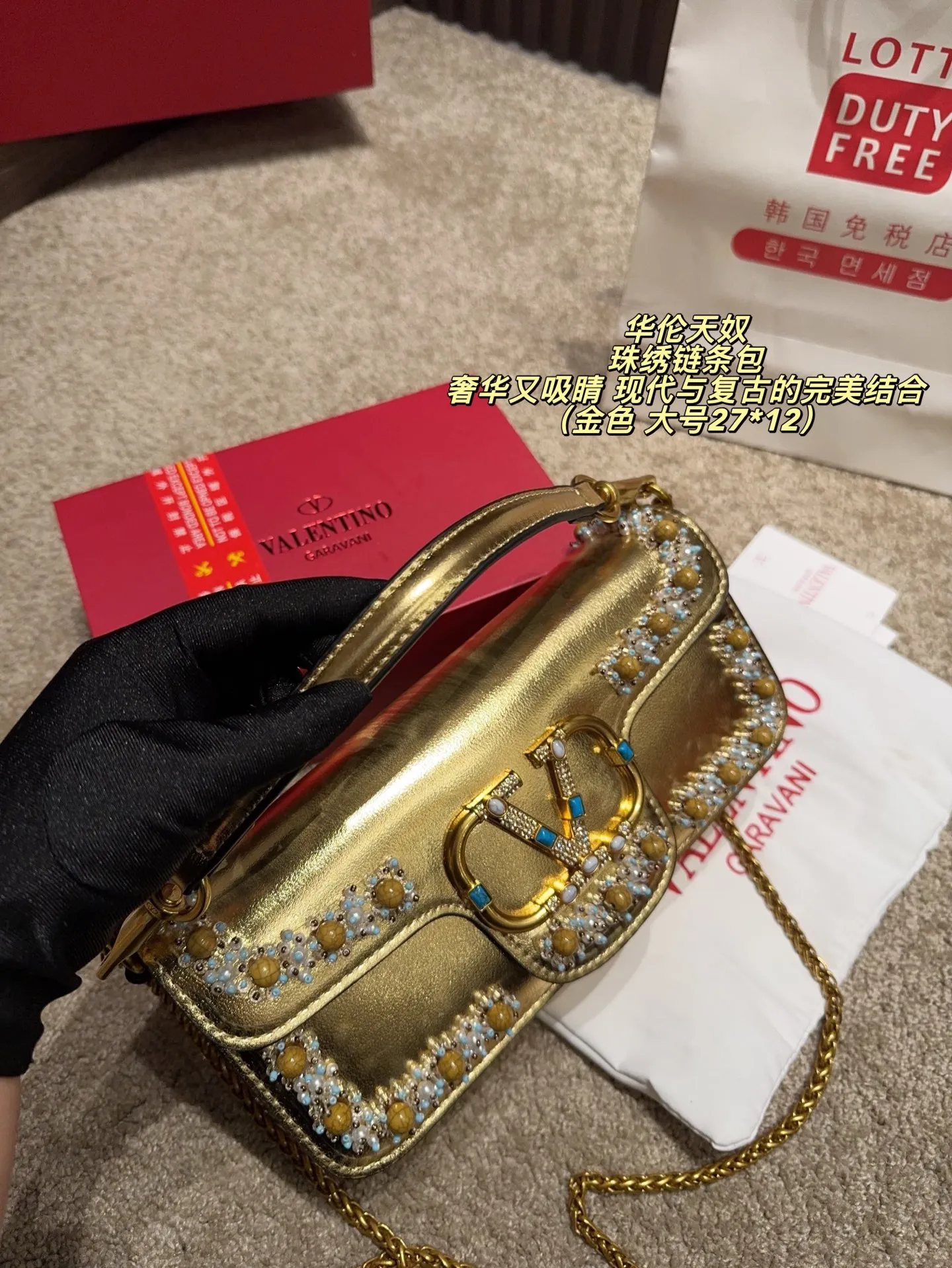 Large P410 with folding box⚠️Size 27*12 Small P400 with folding box⚠️Size 20*11 Valentino Valentino beaded embroidered chain bag Unlocks fashion charm Can be salty or sweet The most beautiful girl on the street