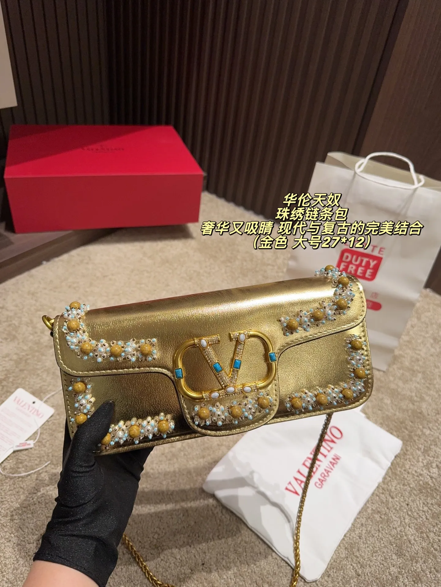 Large P410 with folding box⚠️Size 27*12 Small P400 with folding box⚠️Size 20*11 Valentino Valentino beaded embroidered chain bag Unlocks fashion charm Can be salty or sweet The most beautiful girl on the street