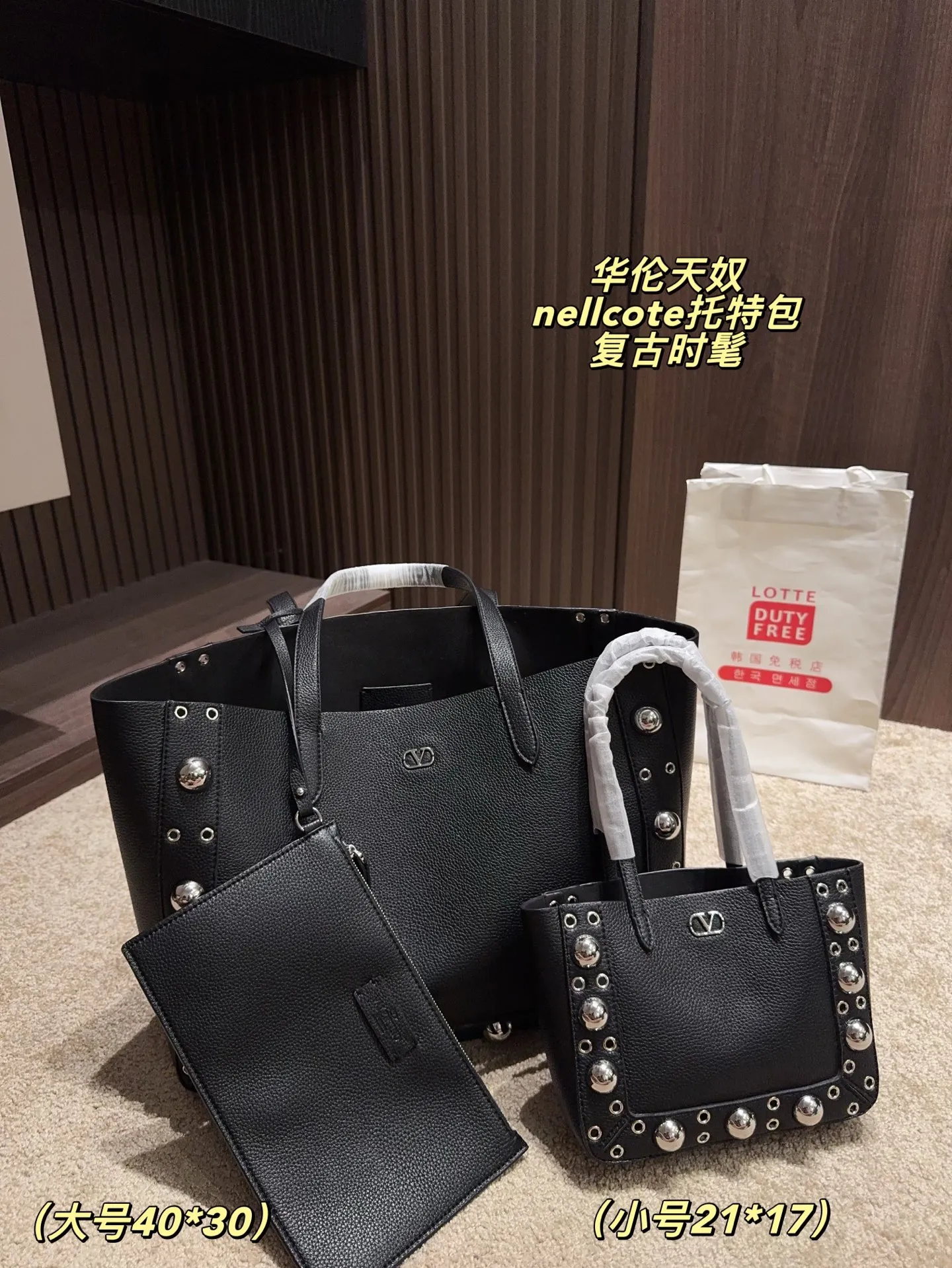 p360 comes with box⚠️Size 40*30 p480 comes with box⚠️Size 21*17 Valentino nellcote tote bag has a suede body, decorated with ball rivets and hollow details, balancing retro and fashionable. It can be freely switched between hand-carrying and shoulder-carrying, and combined with a detachable carrying bag, it combines practicality and fun.