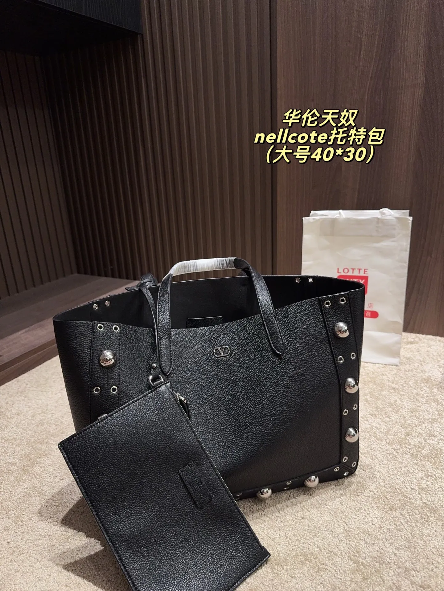 p360 comes with box⚠️Size 40*30 p480 comes with box⚠️Size 21*17 Valentino nellcote tote bag has a suede body, decorated with ball rivets and hollow details, balancing retro and fashionable. It can be freely switched between hand-carrying and shoulder-carrying, and combined with a detachable carrying bag, it combines practicality and fun.
