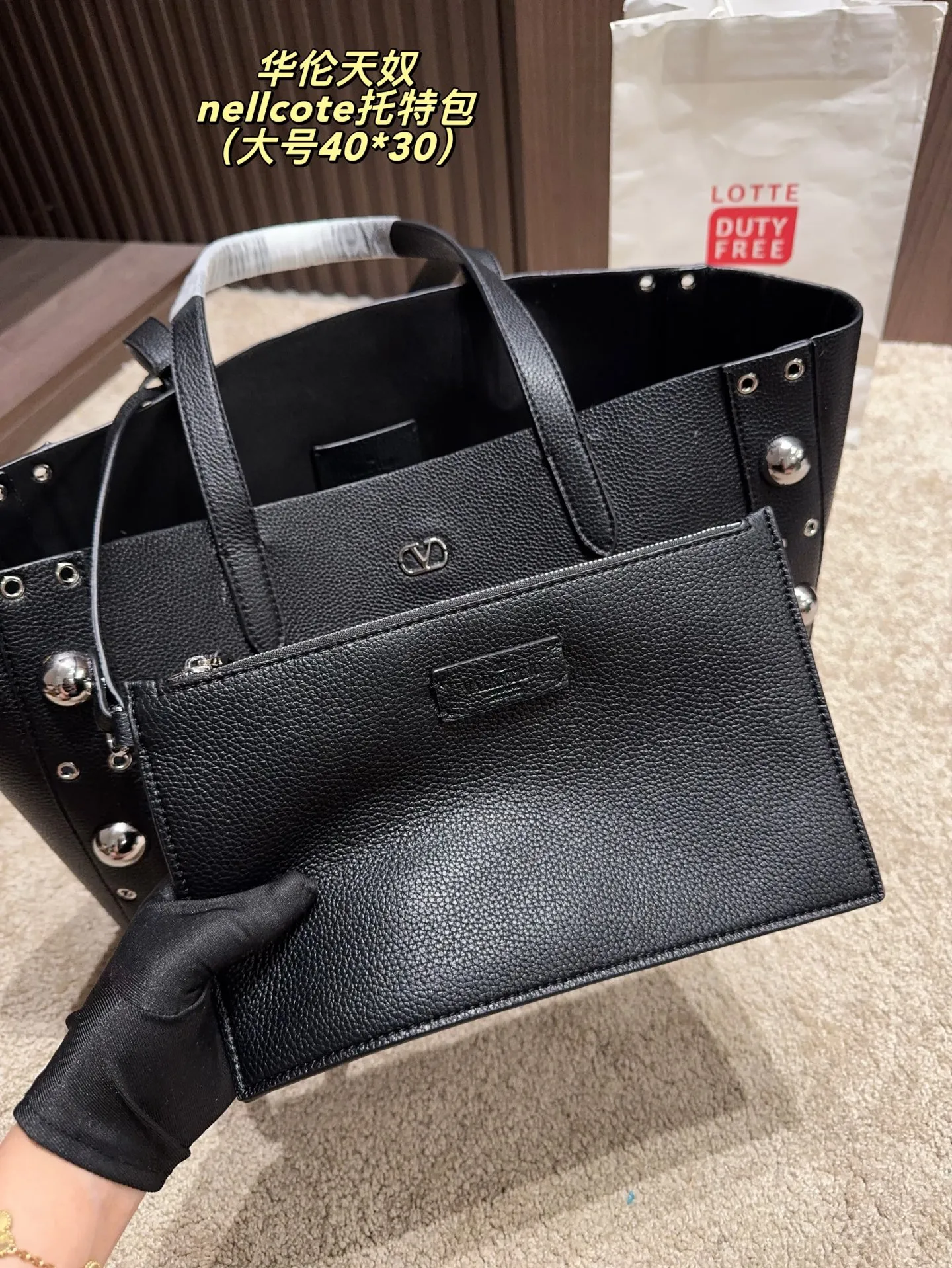 p360 comes with box⚠️Size 40*30 p480 comes with box⚠️Size 21*17 Valentino nellcote tote bag has a suede body, decorated with ball rivets and hollow details, balancing retro and fashionable. It can be freely switched between hand-carrying and shoulder-carrying, and combined with a detachable carrying bag, it combines practicality and fun.