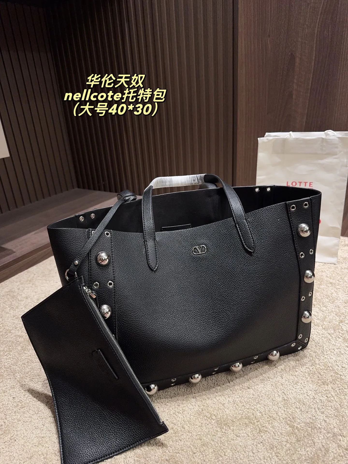 p360 comes with box⚠️Size 40*30 p480 comes with box⚠️Size 21*17 Valentino nellcote tote bag has a suede body, decorated with ball rivets and hollow details, balancing retro and fashionable. It can be freely switched between hand-carrying and shoulder-carrying, and combined with a detachable carrying bag, it combines practicality and fun.