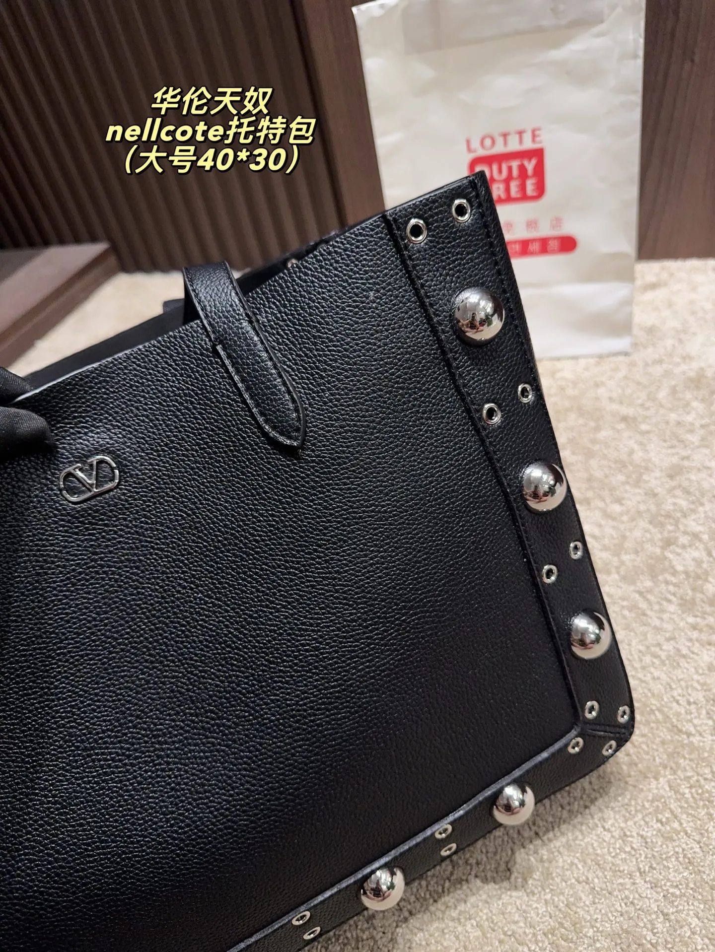 p360 comes with box⚠️Size 40*30 p480 comes with box⚠️Size 21*17 Valentino nellcote tote bag has a suede body, decorated with ball rivets and hollow details, balancing retro and fashionable. It can be freely switched between hand-carrying and shoulder-carrying, and combined with a detachable carrying bag, it combines practicality and fun.