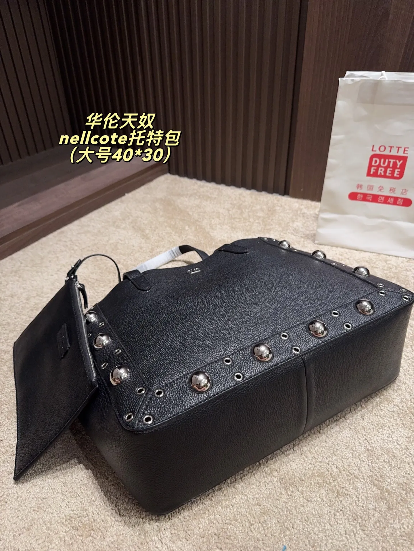 p360 comes with box⚠️Size 40*30 p480 comes with box⚠️Size 21*17 Valentino nellcote tote bag has a suede body, decorated with ball rivets and hollow details, balancing retro and fashionable. It can be freely switched between hand-carrying and shoulder-carrying, and combined with a detachable carrying bag, it combines practicality and fun.