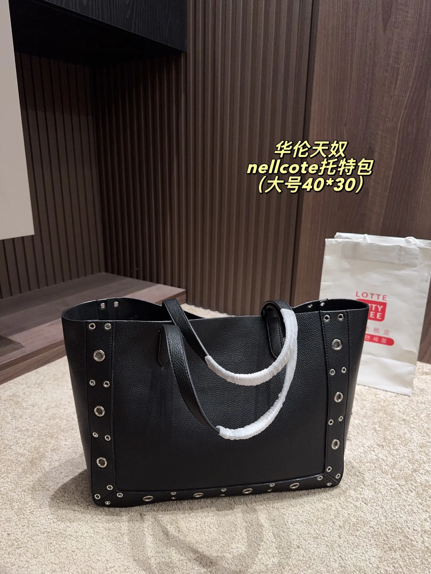 p360 comes with box⚠️Size 40*30 p480 comes with box⚠️Size 21*17 Valentino nellcote tote bag has a suede body, decorated with ball rivets and hollow details, balancing retro and fashionable. It can be freely switched between hand-carrying and shoulder-carrying, and combined with a detachable carrying bag, it combines practicality and fun.