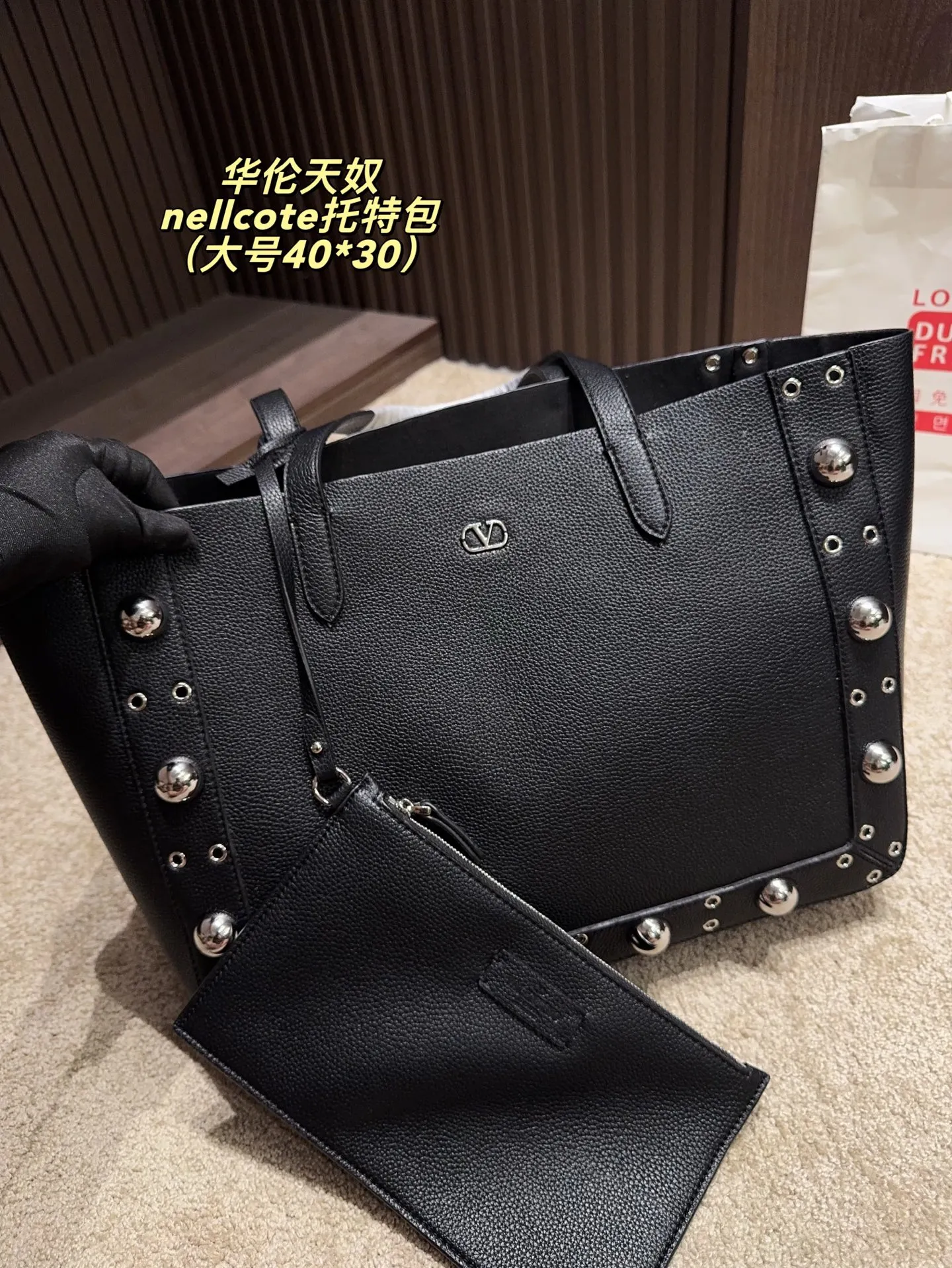 p360 comes with box⚠️Size 40*30 p480 comes with box⚠️Size 21*17 Valentino nellcote tote bag has a suede body, decorated with ball rivets and hollow details, balancing retro and fashionable. It can be freely switched between hand-carrying and shoulder-carrying, and combined with a detachable carrying bag, it combines practicality and fun.