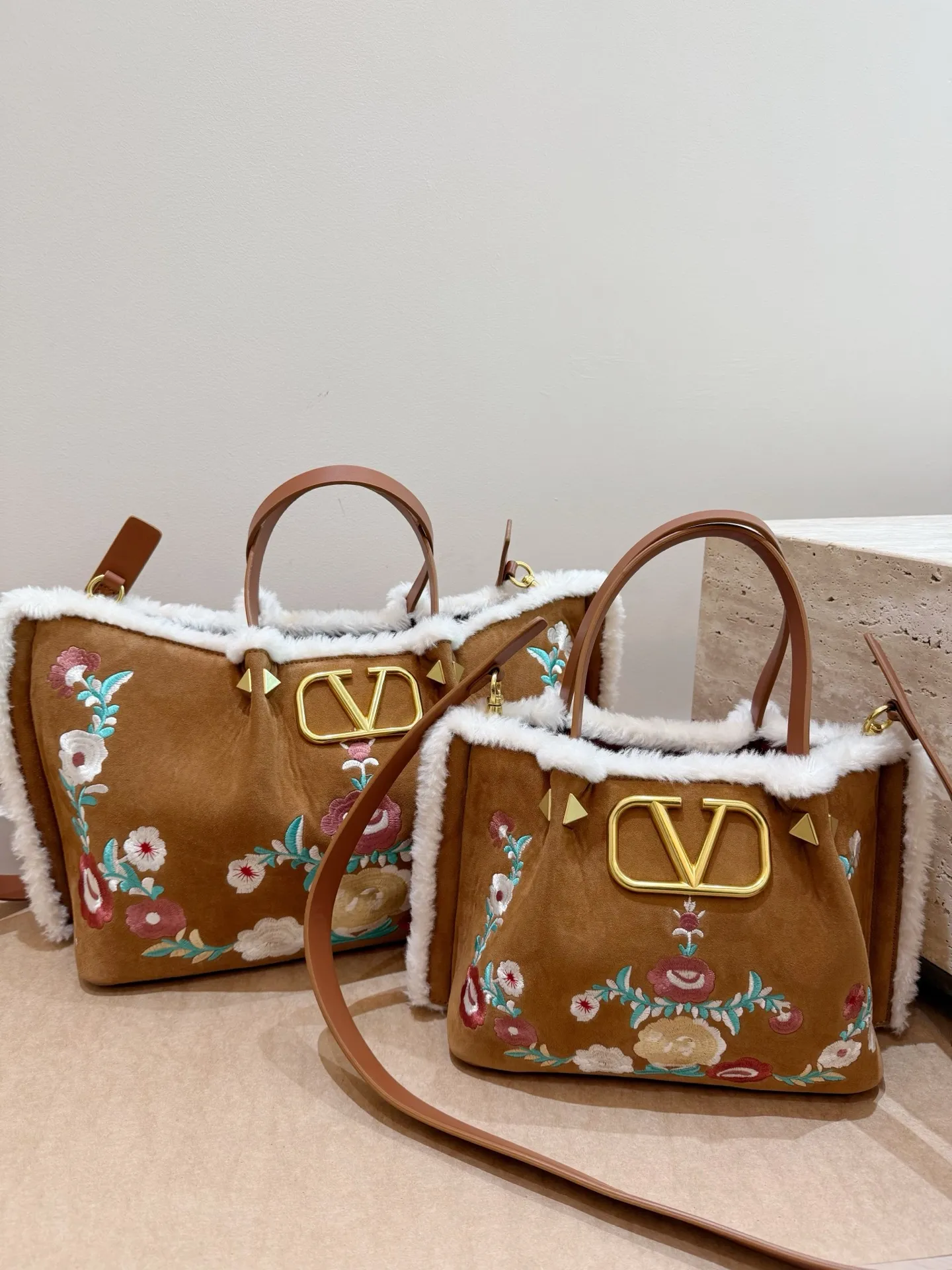 Large size P480 without box⚠️size 37*24 Small size P470 without box⚠️size 25*19 Valentino suede lambswool tote bag has unlimited charm and unleashes your fashion attitude. It has a unique appearance and many cute colors to choose from. It is simply a fashion item that cannot be missed. Different from the softness of canvas bags, it gives a free and easy feeling when worn on the body. It is super textured and is loved by fashionistas.