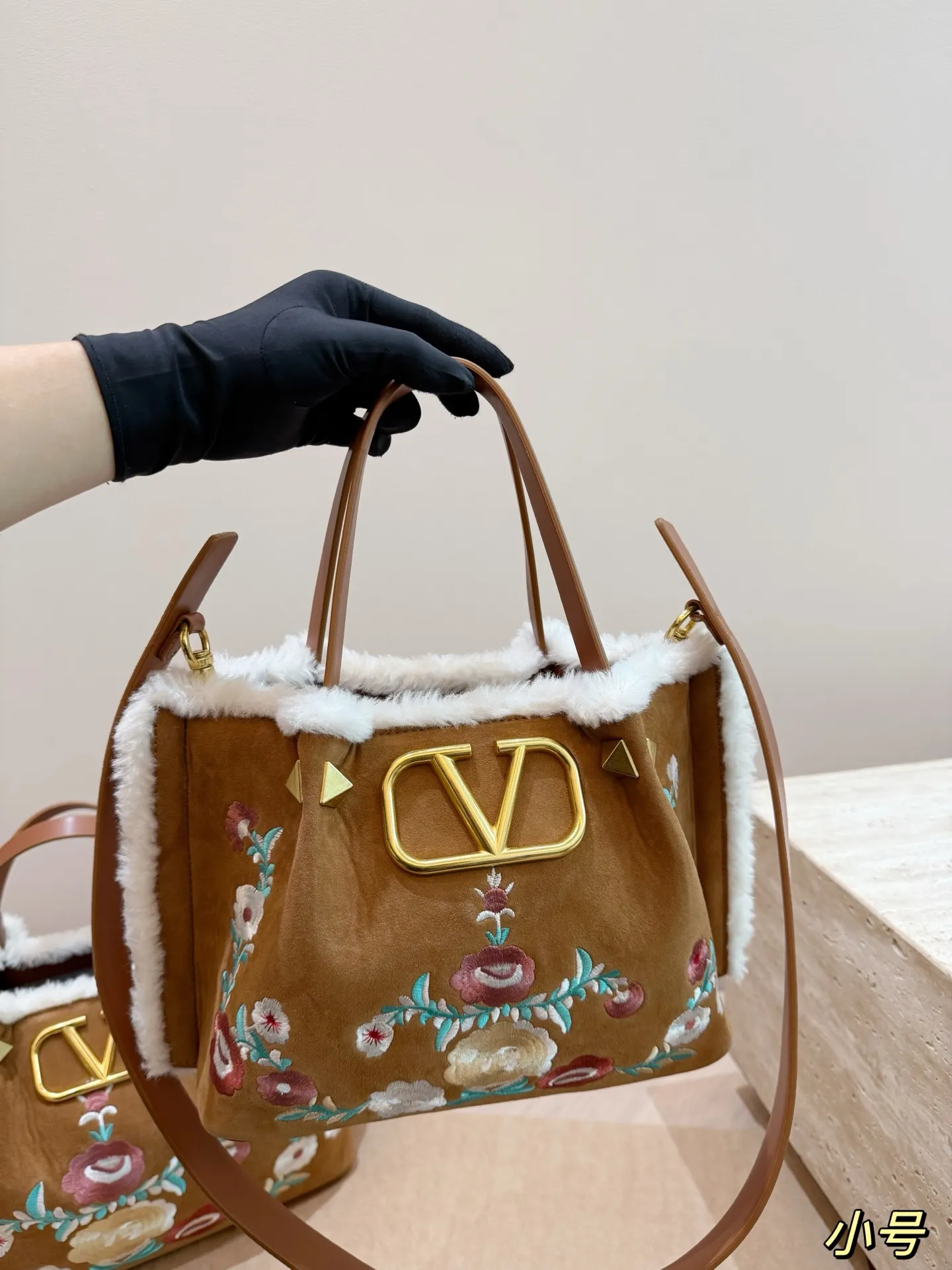 Large size P480 without box⚠️size 37*24 Small size P470 without box⚠️size 25*19 Valentino suede lambswool tote bag has unlimited charm and unleashes your fashion attitude. It has a unique appearance and many cute colors to choose from. It is simply a fashion item that cannot be missed. Different from the softness of canvas bags, it gives a free and easy feeling when worn on the body. It is super textured and is loved by fashionistas.