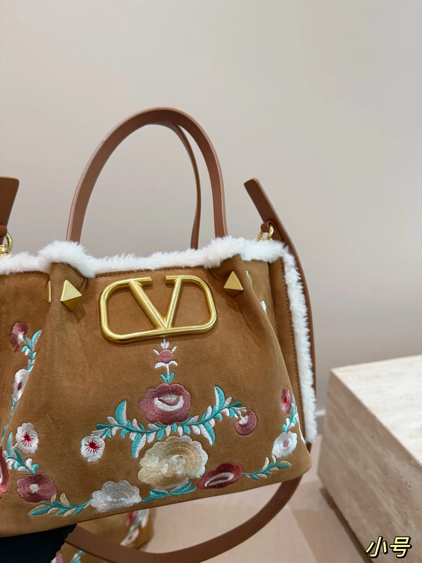 Large size P480 without box⚠️size 37*24 Small size P470 without box⚠️size 25*19 Valentino suede lambswool tote bag has unlimited charm and unleashes your fashion attitude. It has a unique appearance and many cute colors to choose from. It is simply a fashion item that cannot be missed. Different from the softness of canvas bags, it gives a free and easy feeling when worn on the body. It is super textured and is loved by fashionistas.