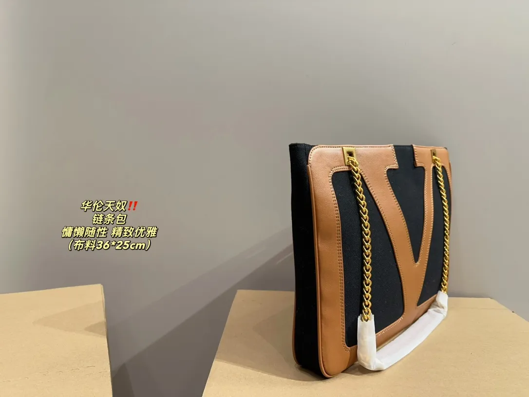 P370⚠️Size 36.25 Valentino chain bag (fabric). The texture is very high-end. The capacity is super large and very durable. I carry it on the street every day and the rate of return is 100%. It has this casual and lazy feeling.