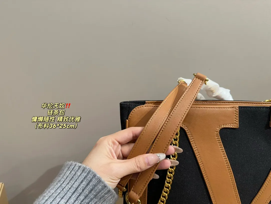 P370⚠️Size 36.25 Valentino chain bag (fabric). The texture is very high-end. The capacity is super large and very durable. I carry it on the street every day and the rate of return is 100%. It has this casual and lazy feeling.