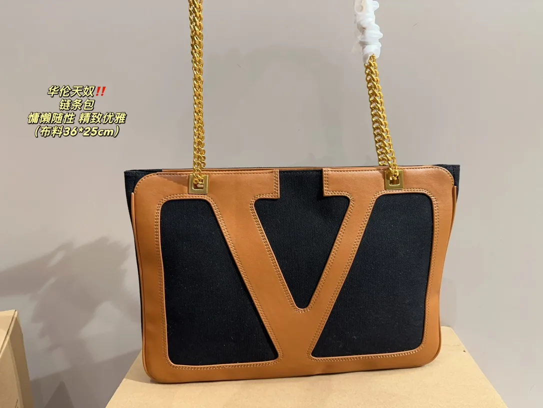 P370⚠️Size 36.25 Valentino chain bag (fabric). The texture is very high-end. The capacity is super large and very durable. I carry it on the street every day and the rate of return is 100%. It has this casual and lazy feeling.