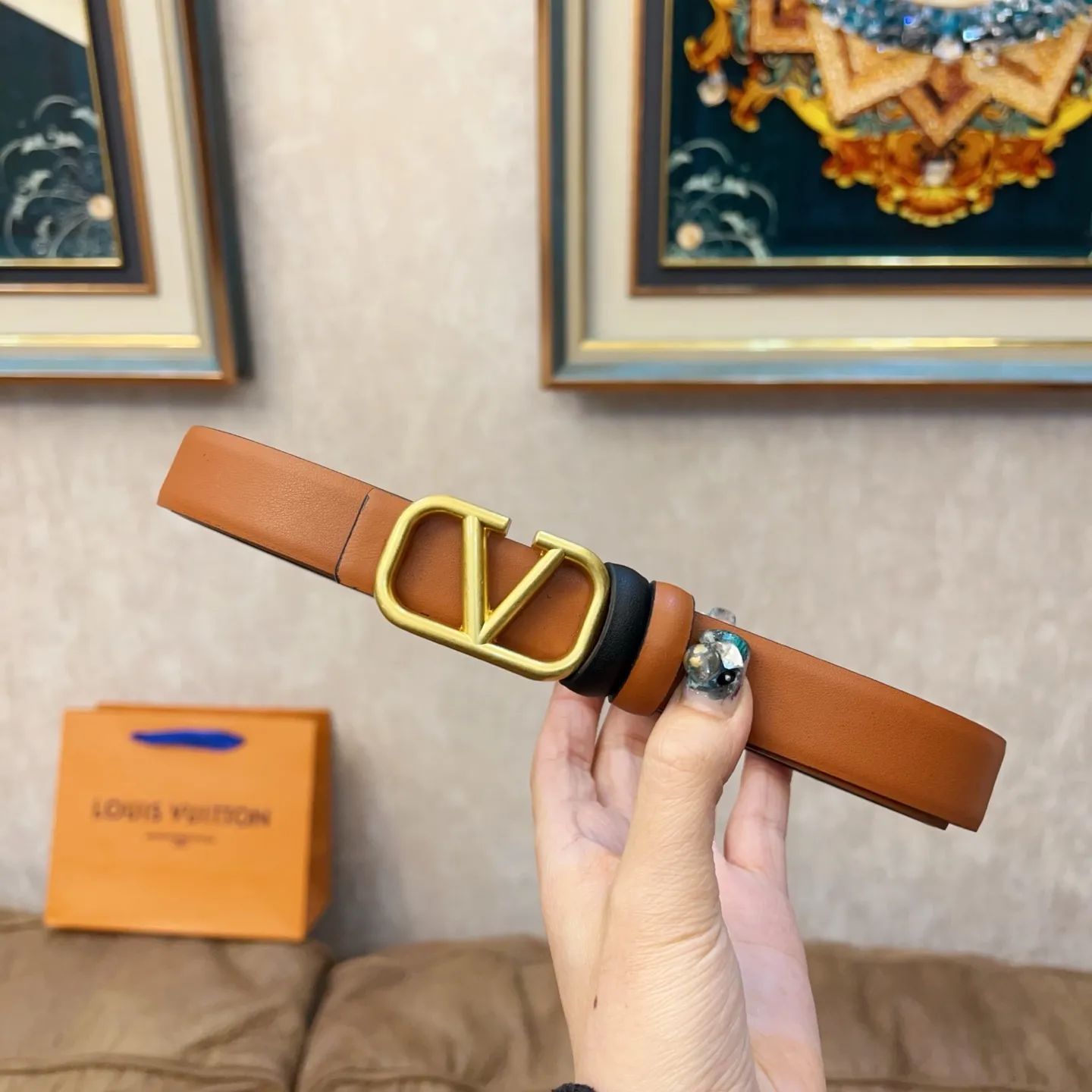 P180 Valentino classic letter series, the same style as the stars. Width 2.5CM. The hardware is made of classic cowhide leather fabric with logo. It can be worn on both sides! A non-contrasting belt! Goddess style and couple style! Fashion essentials for men and women [color][color][color]