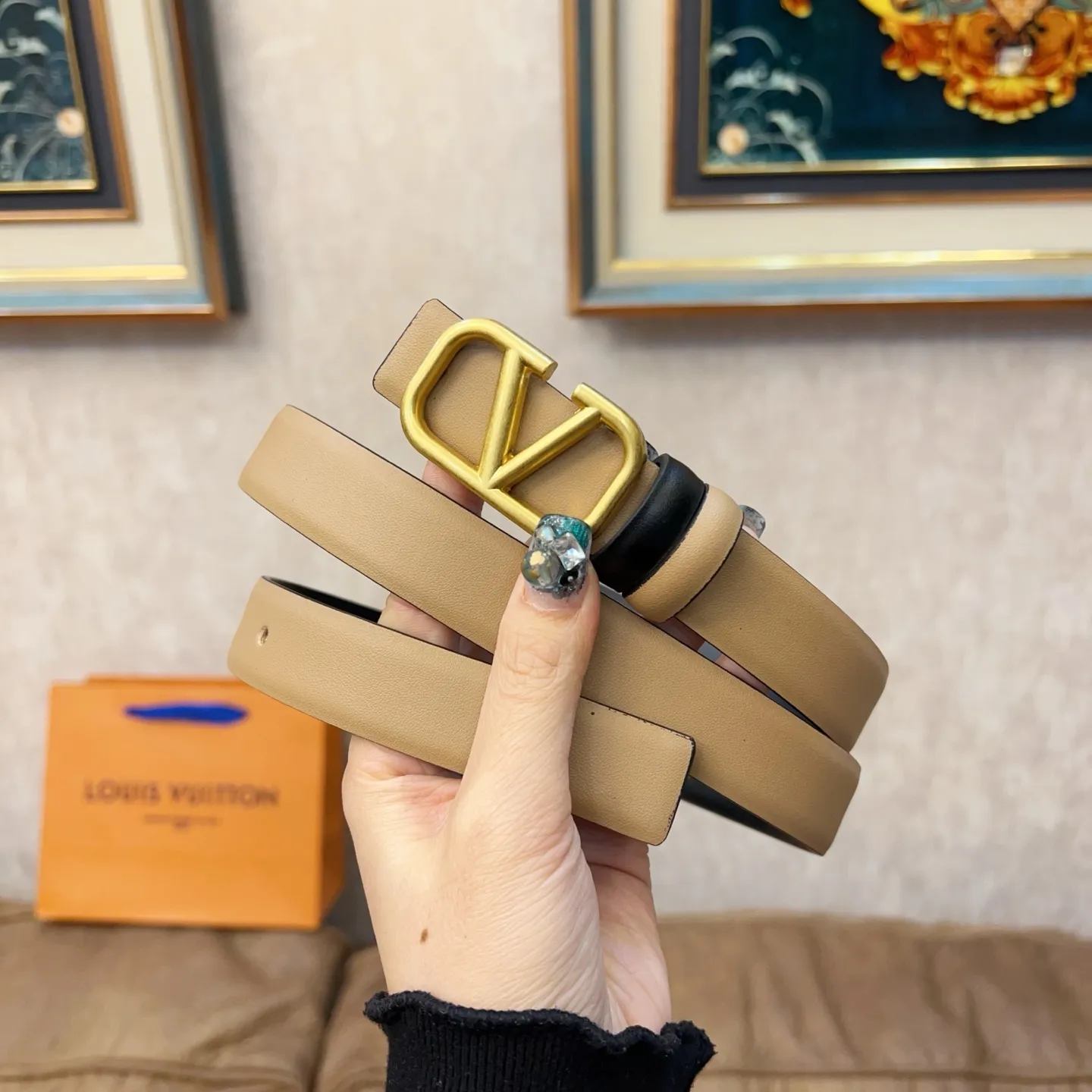 P180 Valentino classic letter series, the same style as the stars. Width 2.5CM. The hardware is made of classic cowhide leather fabric with logo. It can be worn on both sides! A non-contrasting belt! Goddess style and couple style! Fashion essentials for men and women [color][color][color]