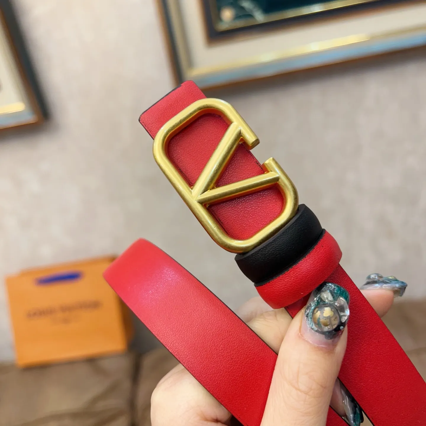 P180 Valentino classic letter series, the same style as the stars. Width 2.5CM. The hardware is made of classic cowhide leather fabric with logo. It can be worn on both sides! A non-contrasting belt! Goddess style and couple style! Fashion essentials for men and women [color][color][color]