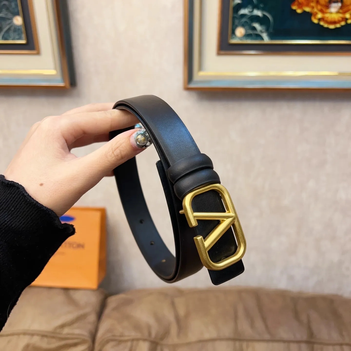 P180 Valentino classic letter series, the same style as the stars. Width 2.5CM. The hardware is made of classic cowhide leather fabric with logo. It can be worn on both sides! A non-contrasting belt! Goddess style and couple style! Fashion essentials for men and women [color][color][color]
