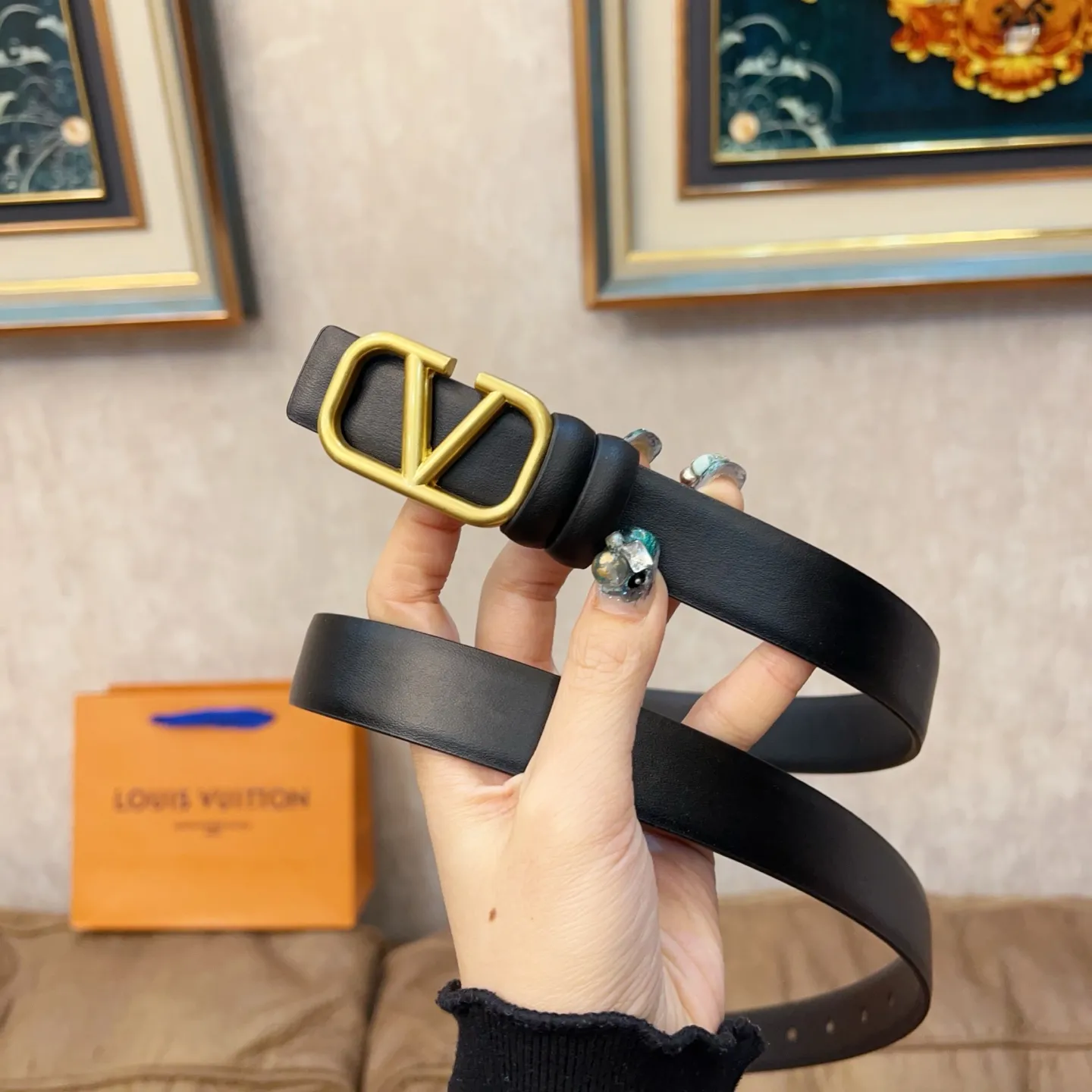 P180 Valentino classic letter series, the same style as the stars. Width 2.5CM. The hardware is made of classic cowhide leather fabric with logo. It can be worn on both sides! A non-contrasting belt! Goddess style and couple style! Fashion essentials for men and women [color][color][color]