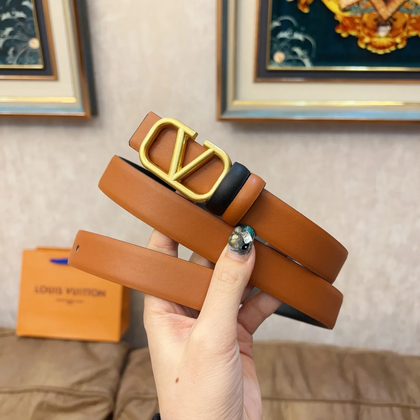 P180 Valentino classic letter series, the same style as the stars. Width 2.5CM. The hardware is made of classic cowhide leather fabric with logo. It can be worn on both sides! A non-contrasting belt! Goddess style and couple style! Fashion essentials for men and women [color][color][color]