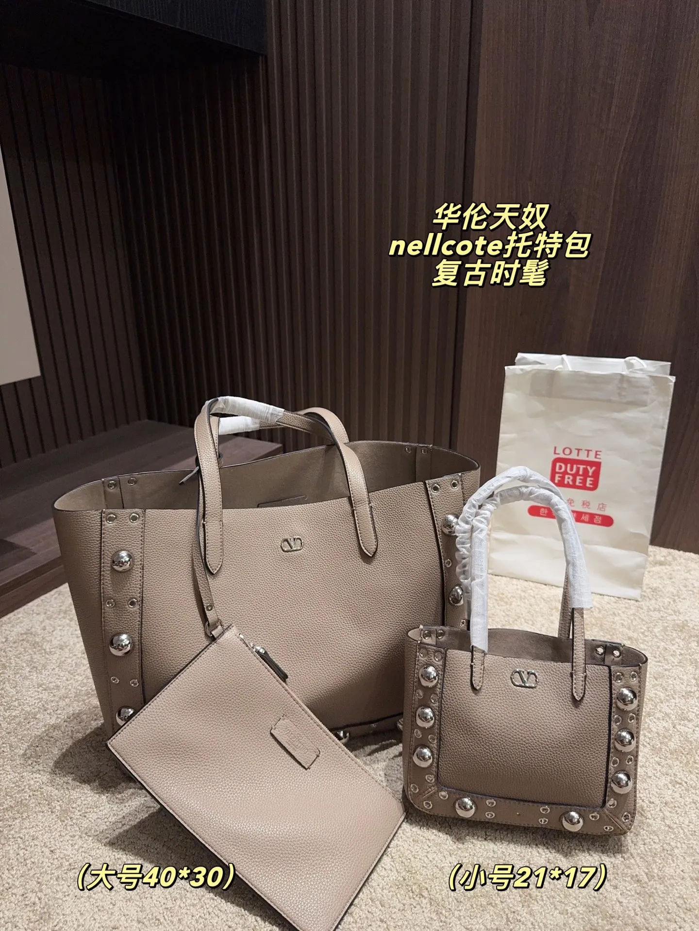 p360 comes with box⚠️Size 40*30 p480 comes with box⚠️Size 21*17 Valentino nellcote tote bag has a suede body, decorated with ball rivets and hollow details, balancing retro and fashionable. It can be freely switched between hand-carrying and shoulder-carrying, and combined with a detachable carrying bag, it combines practicality and fun.