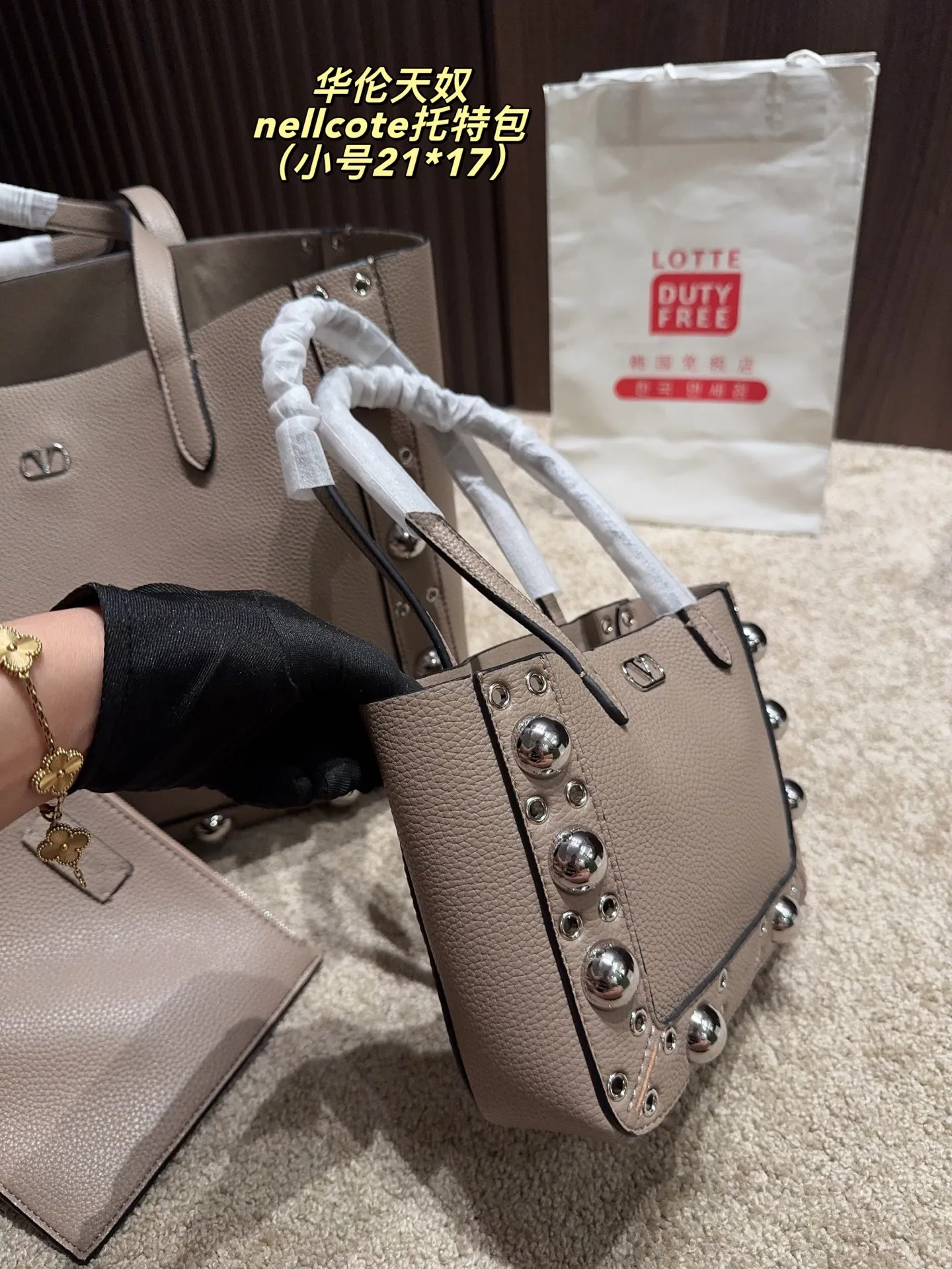 p360 comes with box⚠️Size 40*30 p480 comes with box⚠️Size 21*17 Valentino nellcote tote bag has a suede body, decorated with ball rivets and hollow details, balancing retro and fashionable. It can be freely switched between hand-carrying and shoulder-carrying, and combined with a detachable carrying bag, it combines practicality and fun.