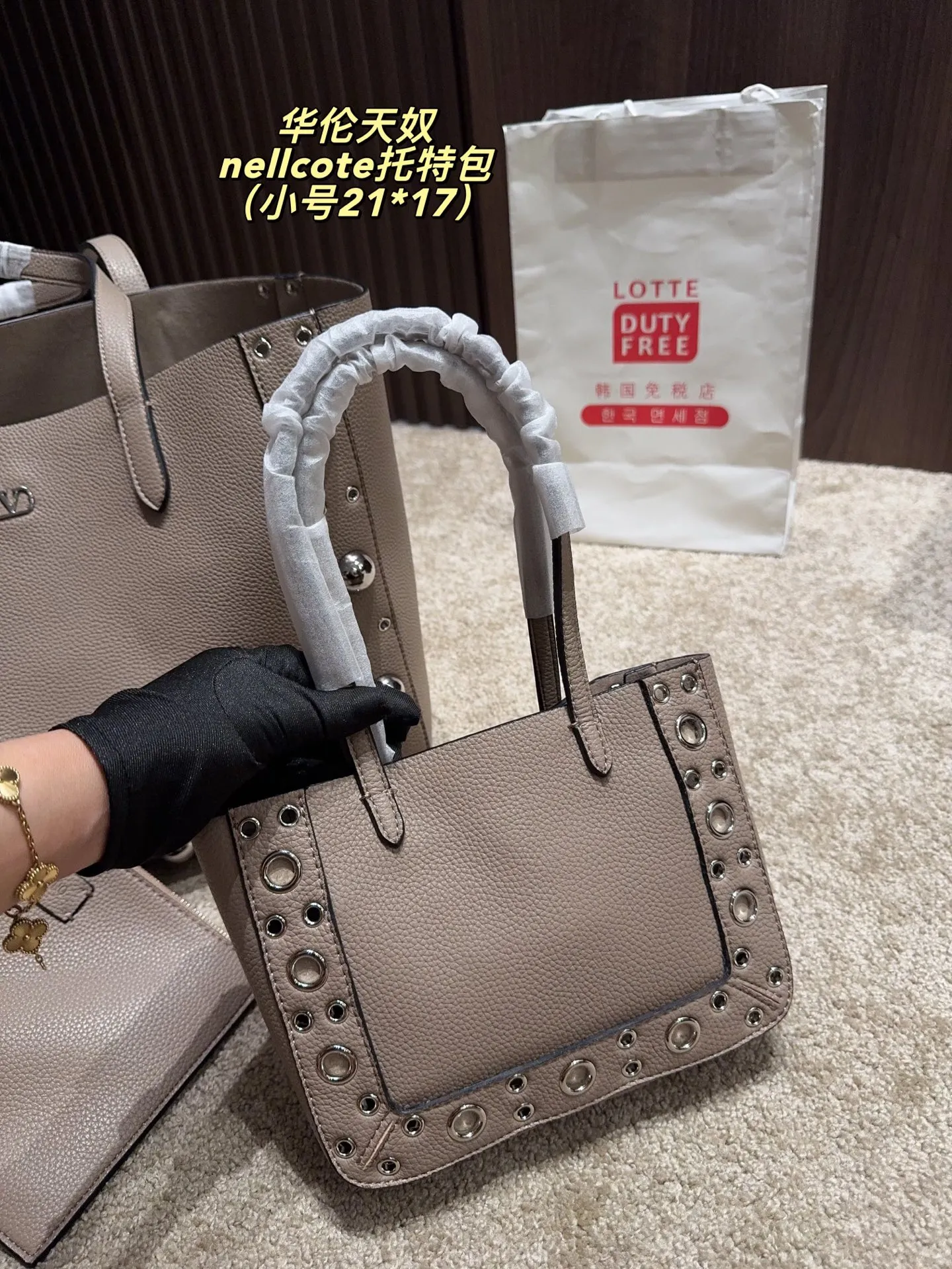 p360 comes with box⚠️Size 40*30 p480 comes with box⚠️Size 21*17 Valentino nellcote tote bag has a suede body, decorated with ball rivets and hollow details, balancing retro and fashionable. It can be freely switched between hand-carrying and shoulder-carrying, and combined with a detachable carrying bag, it combines practicality and fun.