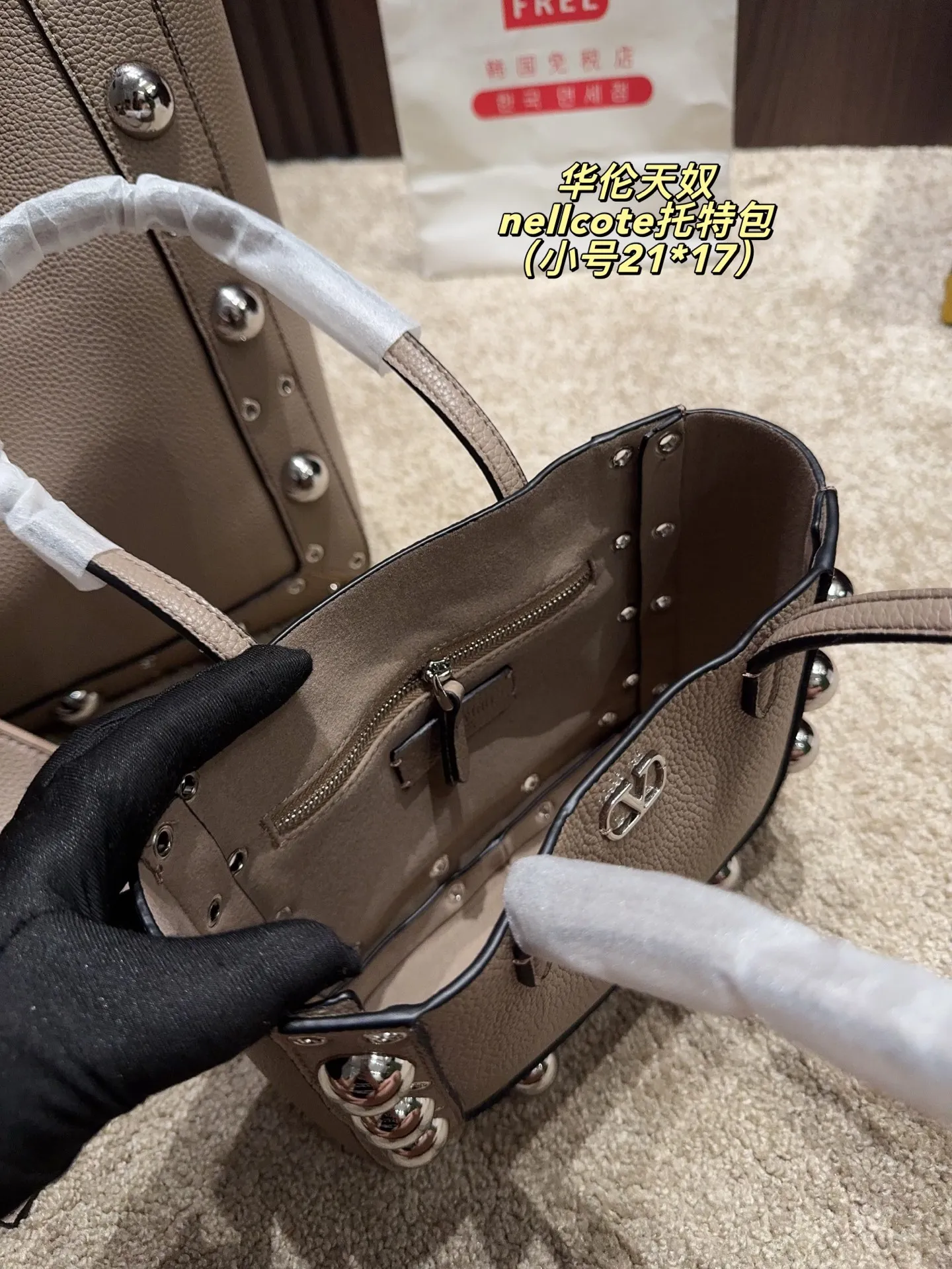 p360 comes with box⚠️Size 40*30 p480 comes with box⚠️Size 21*17 Valentino nellcote tote bag has a suede body, decorated with ball rivets and hollow details, balancing retro and fashionable. It can be freely switched between hand-carrying and shoulder-carrying, and combined with a detachable carrying bag, it combines practicality and fun.