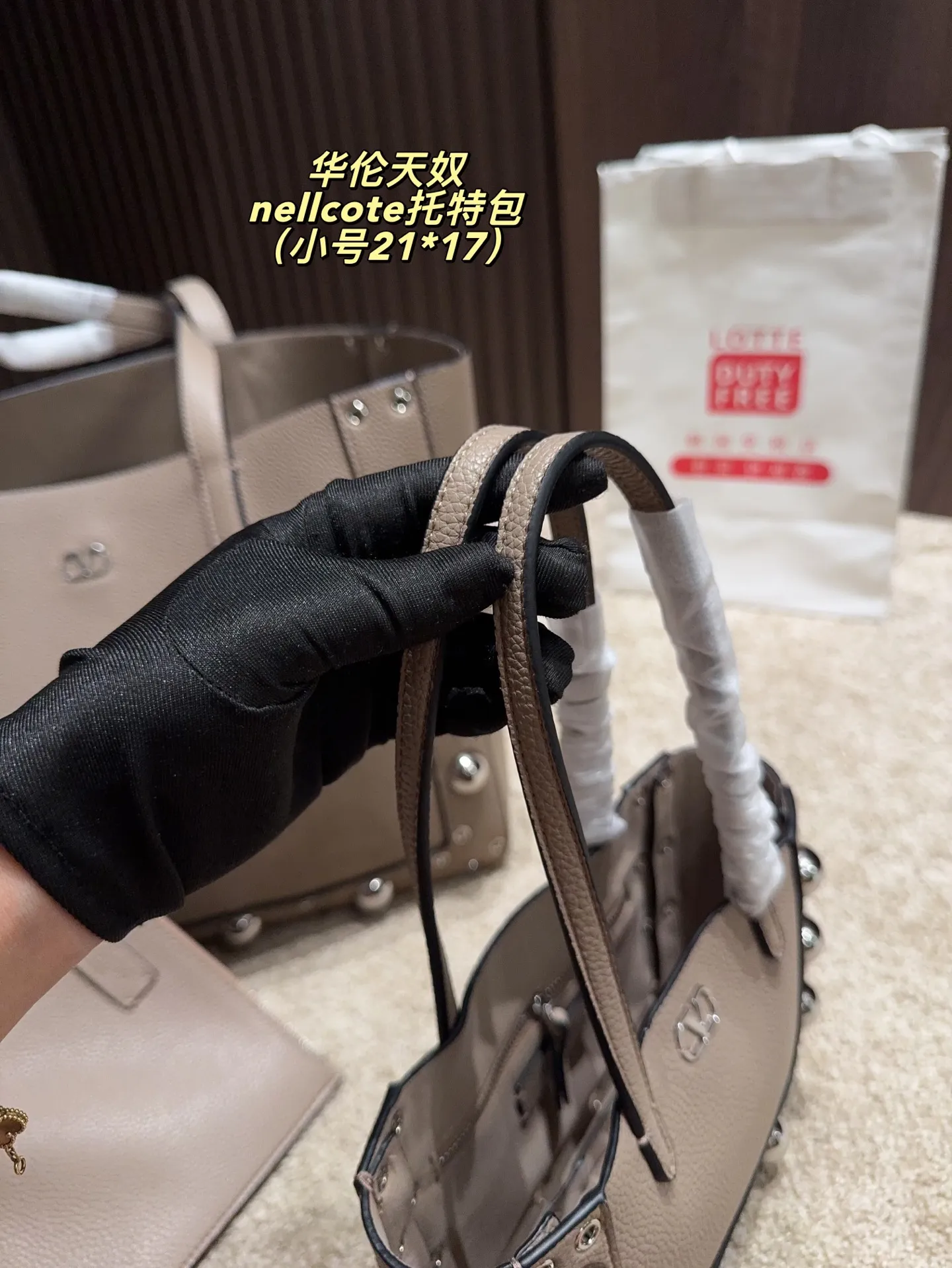 p360 comes with box⚠️Size 40*30 p480 comes with box⚠️Size 21*17 Valentino nellcote tote bag has a suede body, decorated with ball rivets and hollow details, balancing retro and fashionable. It can be freely switched between hand-carrying and shoulder-carrying, and combined with a detachable carrying bag, it combines practicality and fun.