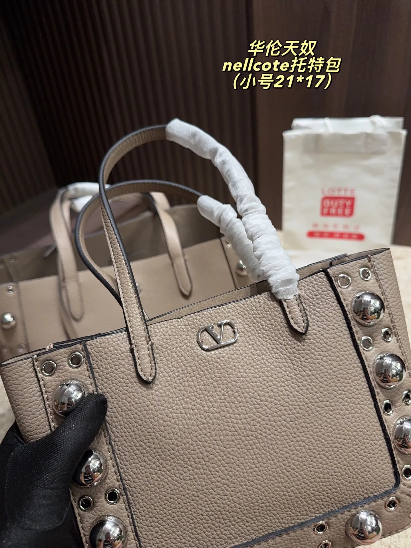 p360 comes with box⚠️Size 40*30 p480 comes with box⚠️Size 21*17 Valentino nellcote tote bag has a suede body, decorated with ball rivets and hollow details, balancing retro and fashionable. It can be freely switched between hand-carrying and shoulder-carrying, and combined with a detachable carrying bag, it combines practicality and fun.