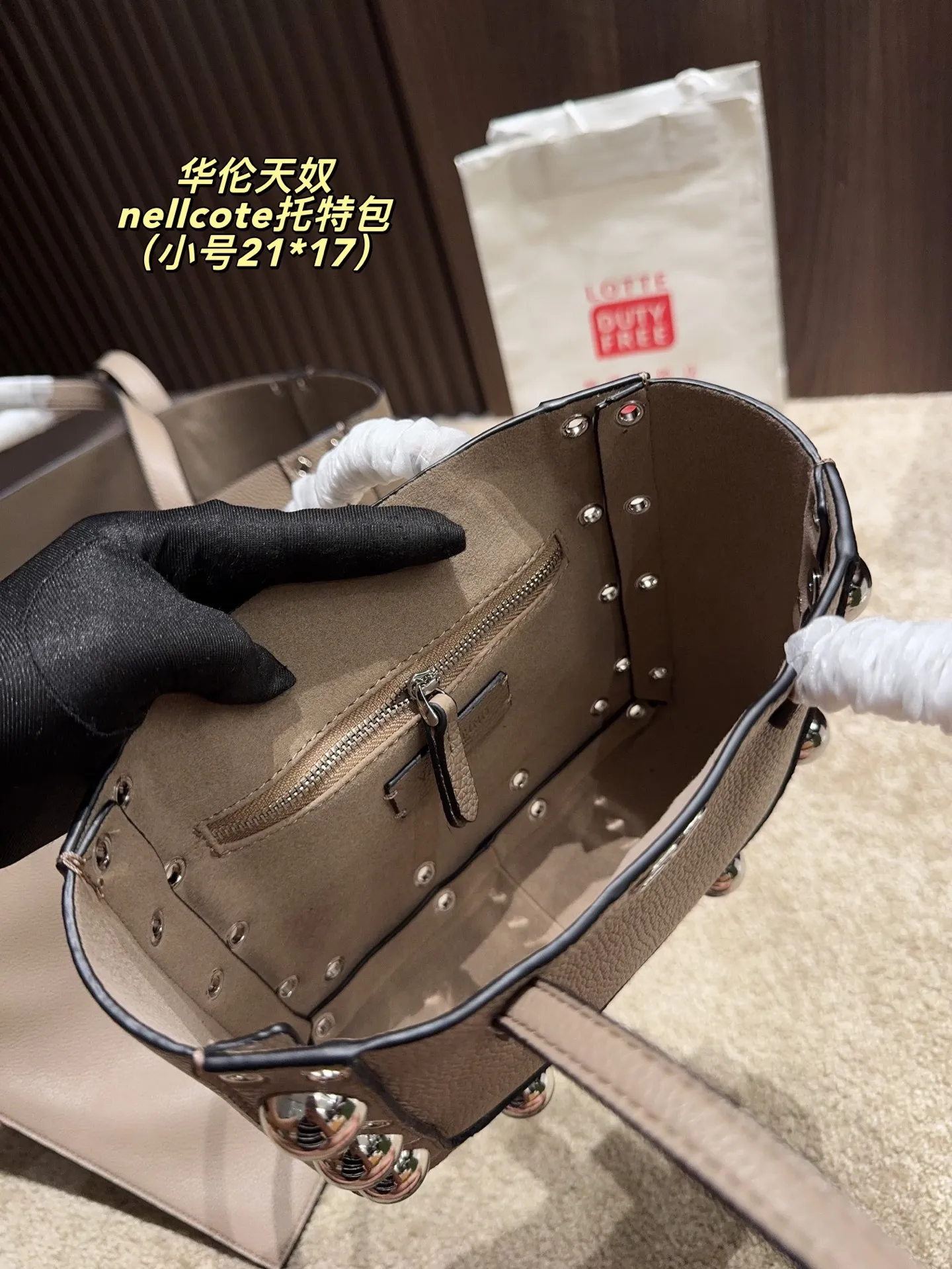p360 comes with box⚠️Size 40*30 p480 comes with box⚠️Size 21*17 Valentino nellcote tote bag has a suede body, decorated with ball rivets and hollow details, balancing retro and fashionable. It can be freely switched between hand-carrying and shoulder-carrying, and combined with a detachable carrying bag, it combines practicality and fun.