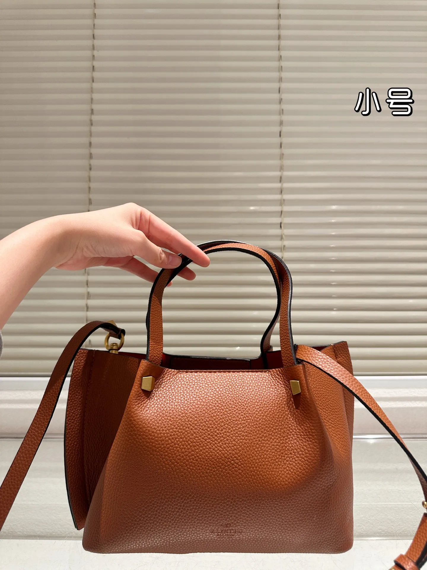 P360⚠️Size 24.17 Valentino handbag can be worn cross-body. It has a retro feel. It is high-end yet elegant. It has a great sense of atmosphere. It can be worn for commuting, leisure and dating.