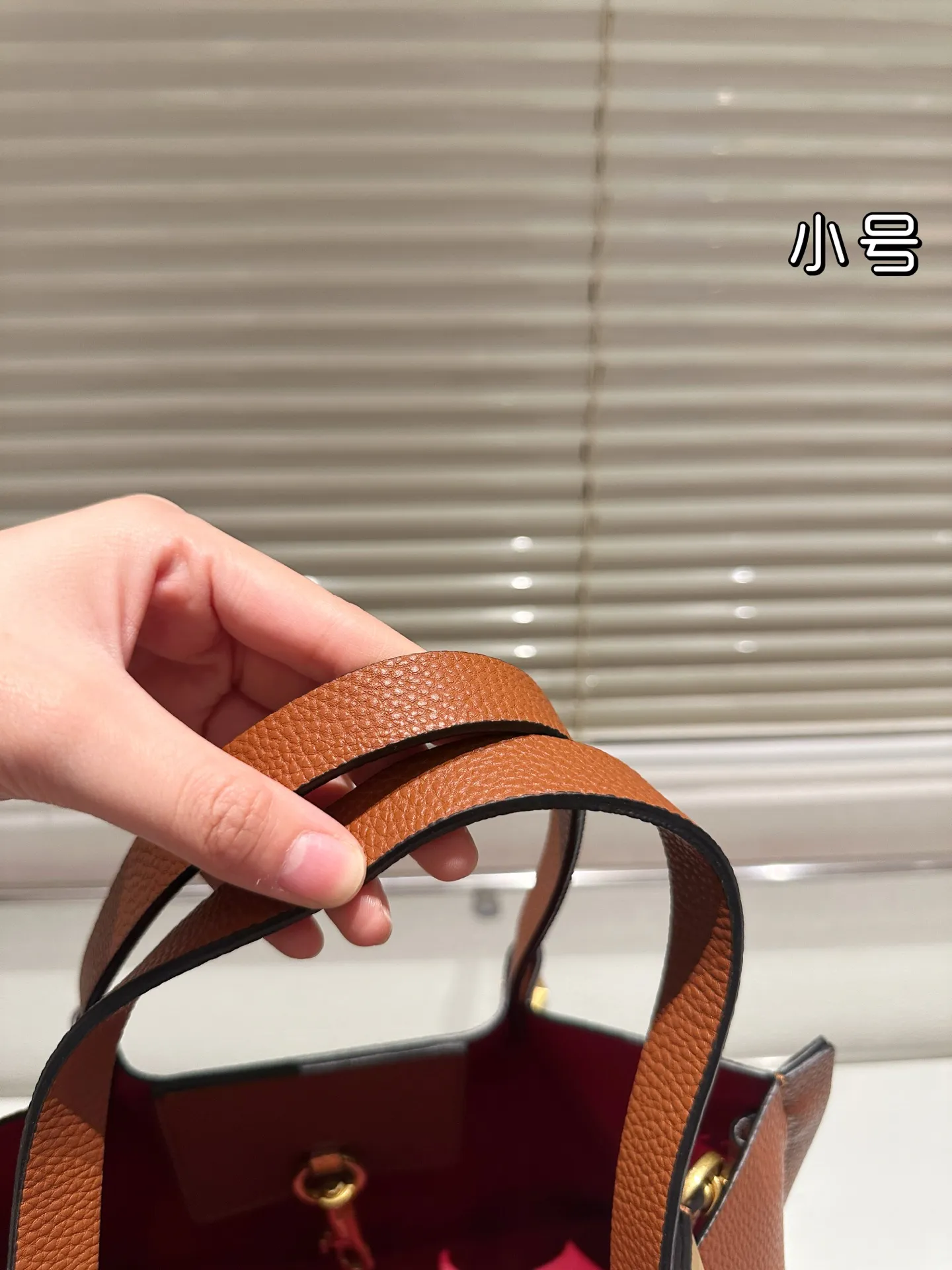 P360⚠️Size 24.17 Valentino handbag can be worn cross-body. It has a retro feel. It is high-end yet elegant. It has a great sense of atmosphere. It can be worn for commuting, leisure and dating.